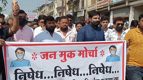 पोलीस ठाण्यातील गोळीबाराला एक वर्ष पूर्ण; आरोपी अद्याप फरार! शिवसेना शहरप्रमुखांचा पोलीस उपायुक्त कार्यालयावर मूक मोर्चा