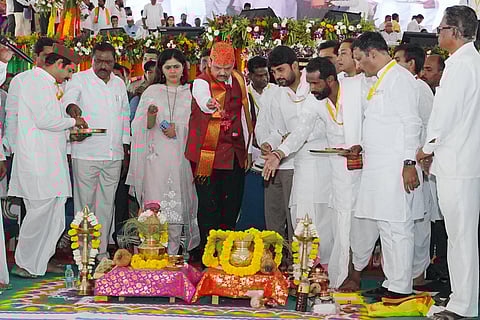 आपण नवा बीड तयार करू - मुख्यमंत्री; आष्टीत एकाच व्यासपीठावर पंकजा मुंडे, सुरेश धस आणि फडणवीसांची टोलेबाजी