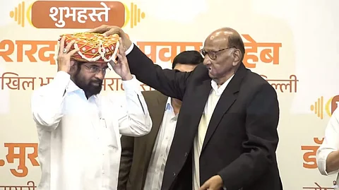 शरद पवारांच्या हस्ते एकनाथ शिंदेंना पुरस्कार; संजय राऊत भडकले, म्हणाले...