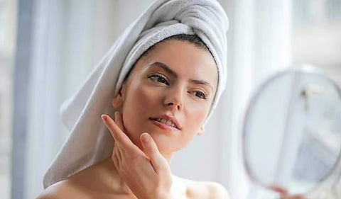 चेहरा धुताना नेहमी कोमट पाणी वापरा. गरम पाणी त्वचा सुकवू शकते आणि थंड पाणी चेहऱ्याला हानी पोहोचवू शकते. कोमट पाणी त्वचेसाठी सौम्य असते.