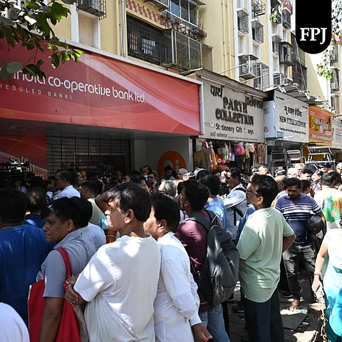 RBI ची कारवाई; मुंबईतील न्यू इंडिया को-ऑपरेटिव्ह बँकेवर निर्बंध; चिंताग्रस्त खातेदारांची बँकेबाहेर गर्दी
