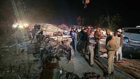 Mahakumbh Accident : प्रयागराज-मिर्झापूर महामार्गावर बोलेरो-बसचा भीषण अपघात; महाकुंभमेळ्याला जाणाऱ्या १० भाविकांचा मृत्यू, १९ जखमी