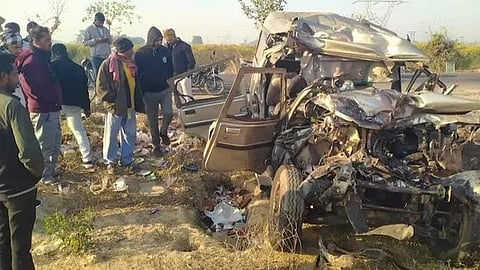 बोलेरोचा चक्काचूर; ''मी बसच्या केबिनमध्ये होतो, कसाबसा वाचलो,'' प्रवाशाने सांगितली प्रयागराज-मिर्झापूर महामार्गावरील अपघाताची भीषणता