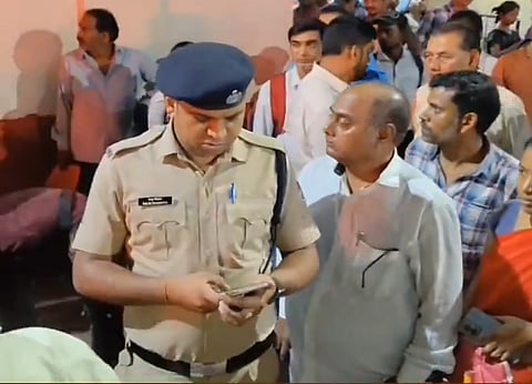 व्हिडिओवरुन घेतलेला स्क्रीनशॉट