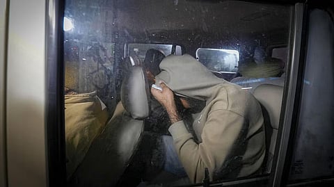 अमेरिकेतून हद्दपार करण्यात आलेल्या भारतीयांना अमृतसर विमानतळावरून बाहेर निघताना पोलिसांनी सुरक्षा पुरवली होती.