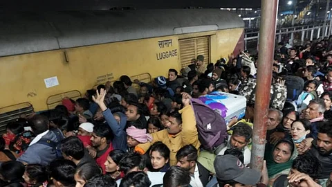 शनिवारी (दि.१५) रात्री नवी दिल्ली रेल्वे स्थानकावर चेंगराचेंगरी