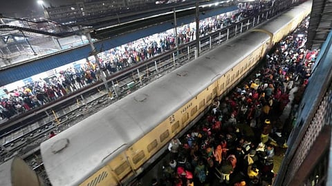 रेल्वे स्थानकावरील चेंगराचेंगरीचे व्हिडीओ हटवा; रेल्वेची ‘एक्स’ला नोटीस