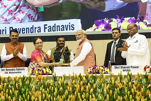 पंतप्रधान मोदींना संत ज्ञानेश्वरांची प्रतिमा यावेळी भेट म्हणून देण्यात आली. तसेच त्यांना साहित्य संमेलनाचे बोधचिन्ह देऊन सन्मानित करण्यात आले.