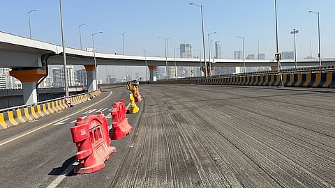 कोस्टल रोडवरील तडे बुजवण्याचे काम नव्याने सुरू; पालिकेचा आदेश, कंत्राटदारांची पळापळ