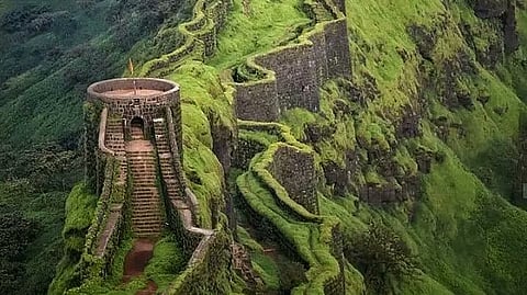 महाराजांच्या किल्ल्यांना जागतिक वारसा दर्जा; आशिष शेलार यांच्या नेतृत्वात शिष्टमंडळ पॅरिसला रवाना