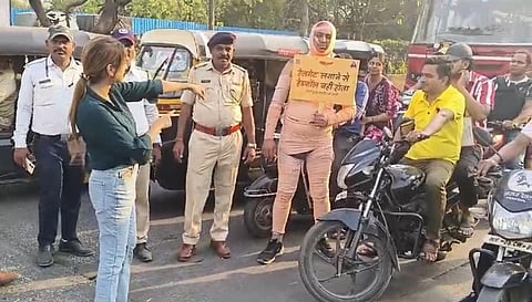 वाहतूक पोलिसांची अनोखी जनजागृती; अपघात पीडिताची वेशभूषा करून वाहनचालकांना दिला सल्ला