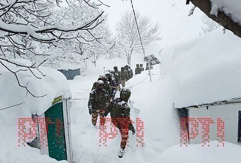 हिमकडा कोसळून २५ मजूर अडकले; उत्तराखंडमधील दुर्घटनेत ३२ जणांना वाचवण्यात यश