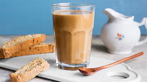 तुम्हालाही आवडतो फक्त दुधाचा चहा? जाणून घ्या दुष्परिणाम