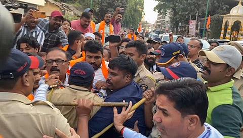 टेंभीनाक्यावर ठाकरे, शिंदे गटात राडा; संजय राऊत यांच्याकडून आनंद दिघेंना अभिवादन, तर शिंदेंच्या शिवसेनेकडून दुधाचा अभिषेक
