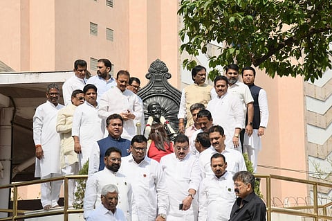 विधिमंडळ अधिवेशनाच्या पहिल्याच दिवशी विरोधक आक्रमक; कोकाटे, मुंडेंच्या राजीनाम्याची मागणी