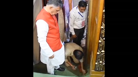 स्वच्छता करुन घेताना विधानसभा अध्यक्ष सतीश महाना