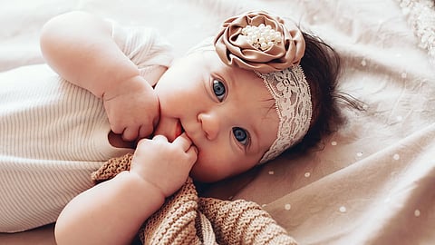 लहान बाळ बोलत नाही? लवकर शब्द फुटण्यासाठी 'हे' करा उपाय...