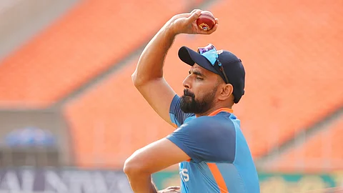 चेंडूवर लाळ लावण्याची पुन्हा परवानगी द्यावी : मोहम्मद शमीच्या मागणीवर माजी खेळाडूंची 'बॅटिंग'