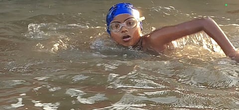 मोरा ते मुंबई पोहण्याचा ११ वर्षीय स्वराजचा विक्रम