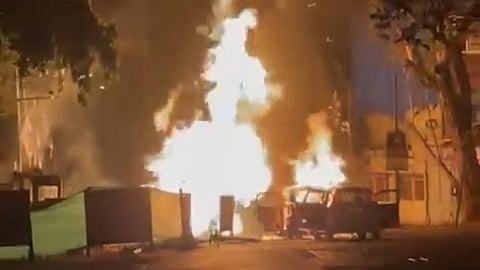 अंधेरीत गॅस पाईपलाइनच्या गळतीमुळे तीन जण जखमी; रिक्षा व दुचाकी जळून खाक