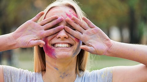 Holi 2025 : सावधान! रासयानिक रंगांमुळे डोळ्यांची दृष्टी जाण्याचा होऊ शकतो धोका; 'अशी' घ्या काळजी