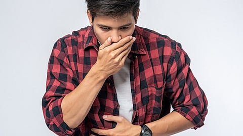 सातत्याने बसून काम करत आहात? ॲसिड रिफ्लेक्ससह पचनविकाराच्या समस्या होऊ शकतात; जाणून घ्या लक्षणे आणि उपाय
