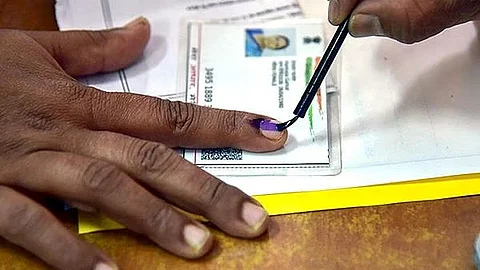 मतदान ओळखपत्रही आधारला जोडणार; निवडणूक आयोगाच्या हालचाली, पुढील आठवड्यात महत्त्वाची बैठक