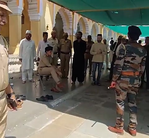 औरंगजेबाच्या कबरीला एसआरपीएफचे कवच; कबर उद्ध्वस्त करण्याचा बजरंग दल, विहिंपचा इशारा