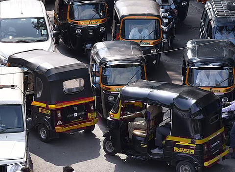 Mumbai : विमानतळावर लवकरच प्रीपेड रिक्षा; १ जूनपासून अंमलबजावणीचे परिवहनमंत्र्यांचे अदानी समूहाला आदेश