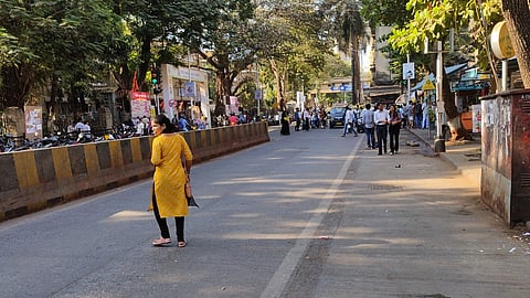 परेल येथील अर्नेस्ट बोर्जेस रोडवरील अनधिकृत फेरीवाल्यांना हटविण्यात आल्यानंतर नागिरकांना रस्त्यावरून मार्गक्रमण करणे सोपे झाले.