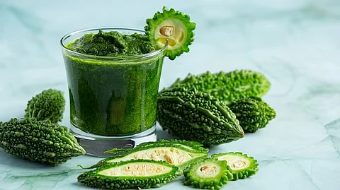 कडू असला तरी मधुमेहाच्या रुग्णांसाठी आहे अमृत; कारल्याच्या ज्यूसचे फायदे जाणून व्हाल थक्क