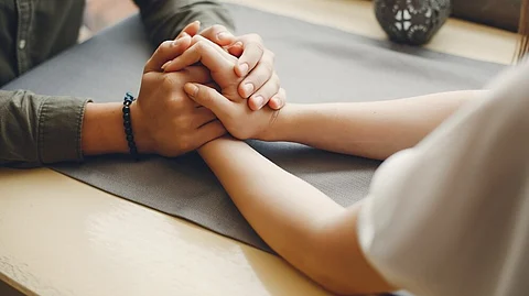 Relationship : नात्यात गोडवा टिकवून ठेवण्यासाठी 'या' छोट्या छोट्या गोष्टी करा