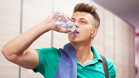 उन्हाळ्यात वारंवार फ्रिजमधील पाणी पित आहात? सावधान 'हे' आजार होऊ शकतात