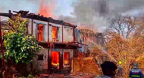 मुरबाड : १५० वर्षे जुना ऐतिहासिक झुंजारराव वाडा जळून खाक