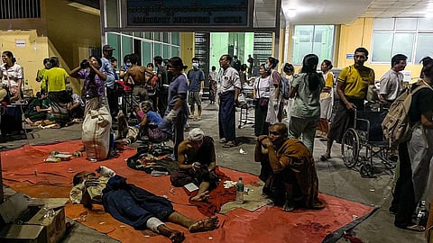 म्यानमारमध्ये भूकंपानंतर मृतदेहांची दुर्गंधी; आधुनिक साधनांच्या अभावामुळे हाताने मलबा हटवण्याचे प्रयत्न