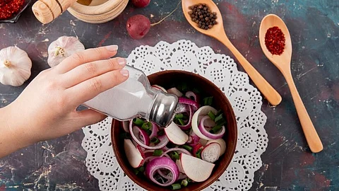 तुम्हालाही जेवणात जास्त मीठ खाण्याची सवय आहे? आरोग्यावर होऊ शकतात गंभीर परिणाम