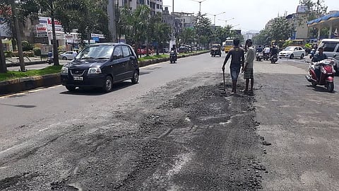 रस्त्याच्या डांबरीकरणानेही वाढतेय प्रदुषण; अधिकाऱ्यांकडून वायू प्रदूषणाचे नियम धाब्यावर