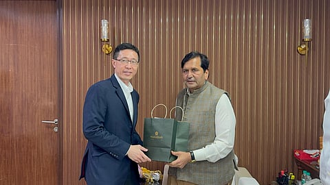 कौशल्य विकास मंत्री मंगलप्रभात लोढा यांची सिंगापूरचे वाणिज्य दूत ओंग मिंग फुंग यांनी मंत्रालयात भेट घेतली.