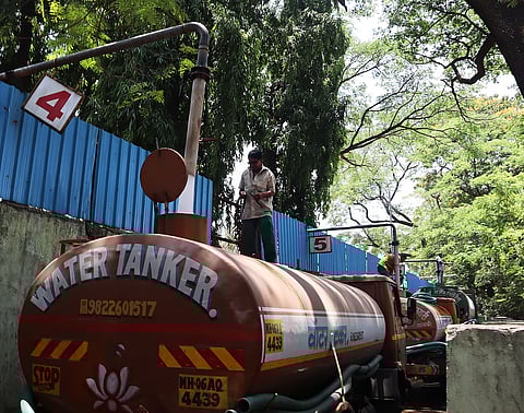 चिरनेर आदिवासी वाड्यांवर तीव्र पाणीटंचाई; ग्रामपंचायतीकडून टँकरने पाणीपुरवठा