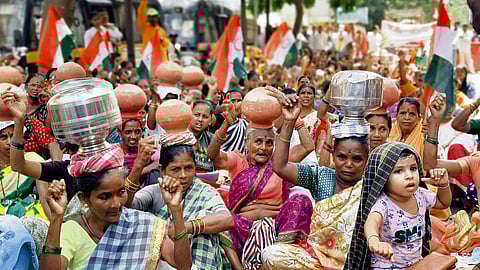 ठाणे जिल्ह्यात पाणीबाणी; आदिवासी बांधवांची पालिकेवर धडक, रिकामी मडकी डोक्यावर घेऊन केला निषेध