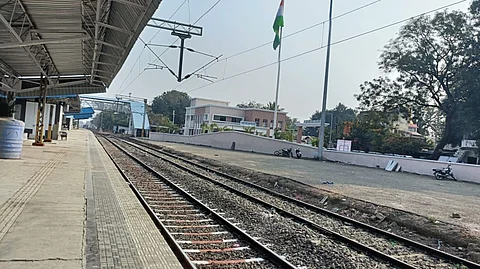 हायटेक लासलगाव रेल्वे स्थानकावर गाड्यांच्या थांब्यांची प्रतीक्षा; कोविड काळातील निर्णय अद्यापही कायम