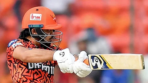 IPL 2025 : इशानच्या कृत्यावरून गदारोळ; हैदराबादच्या पराभवाची क्रीडा विश्वात चर्चा; पंचांवरही चोहीकडून टीका