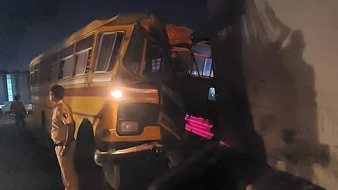 खासगी बसच्या अपघातात आठ वर्षांच्या मुलीचा मृत्यू; १२ जखमी