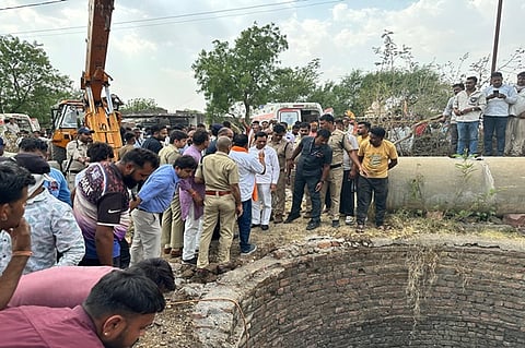मध्यप्रदेशात भीषण अपघात; बाइकला धडक देऊन व्हॅन थेट विहिरीत; ११ जणांचा मृत्यू
