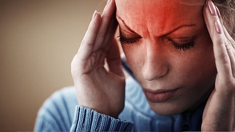 डोकेदुखीने त्रस्त आहात? 'या' सोप्या आयुर्वेदिक उपायांनी मिळेल झटपट आराम