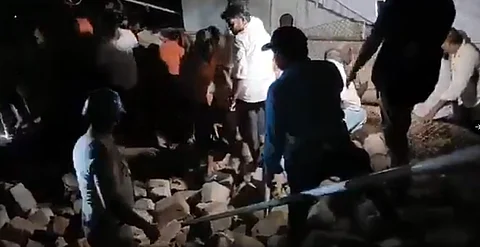विशाखापट्टणममध्ये नरसिंह स्वामी मंदिराची भिंत कोसळली; ८ भाविकांचा मृत्यू, PM मोदींकडून मदतीची घोषणा