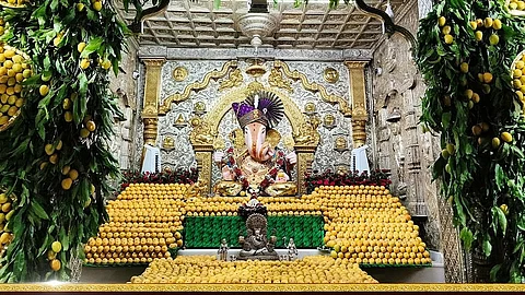 दगडूशेठ गणपती बाप्पांना ११ हजार आंब्यांचा महानैवेद्य