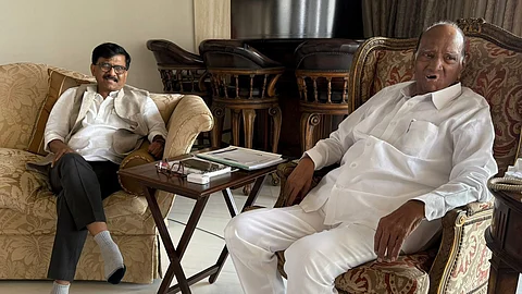 संजय राऊतांनी घेतली शरद पवारांची भेट; पुस्तक प्रकाशन निमंत्रणासाठी सिल्व्हर ओकवर