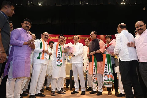 अजित पवारांनी प्रोटोकॉल पाळला नाही; चार माजी आमदारांना प्रवेश दिल्याने गिरीश महाजनांची नाराजी