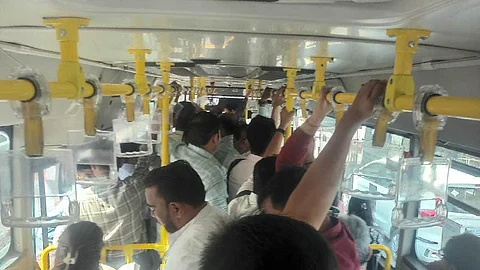नवी मुंबई-वर्ल्ड ट्रेड सेंटर बससेवेत अचानक कपात; प्रवाशांचे प्रचंड हाल
